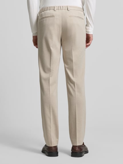Männermodel trägt Stoffhose mit Gesäßtaschen von MCNEAL in Beige, Material-Mix mit Viskose, gerader Schnitt, Rückansicht Ganzkörperansicht.