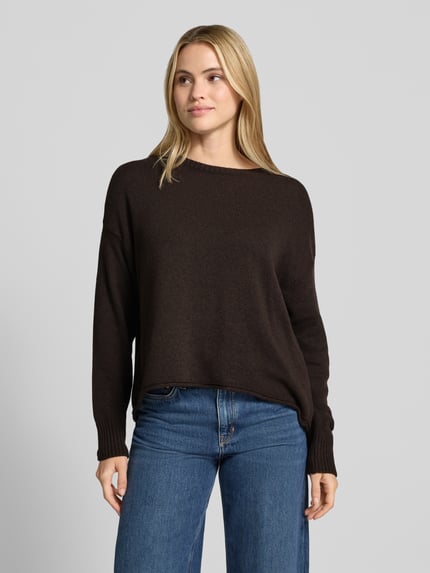 Modelka nosi Strickpullover mit Rundhalsausschnitt von Smith and Soul, kaszmir, relaxed fit, okrągły dekolt, rollsaum, widok z przodu,