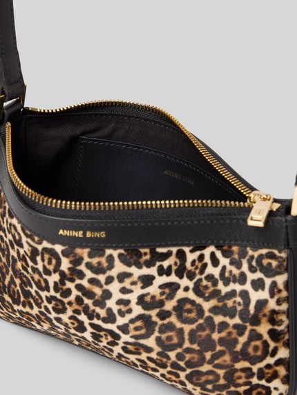 Productfoto, Handtasche mit Label-Print van Anine Bing met luipaardprint, ritssluiting, hengsel, 23x13x4 cm, dames accessoire.
