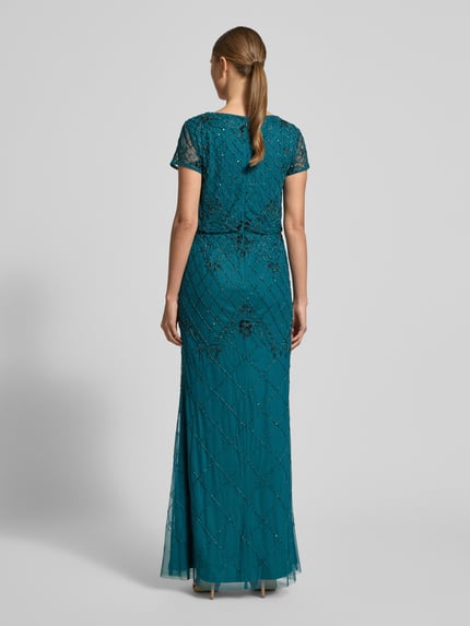 Vrouwenmodel draagt Adrianna Papell avondkleid met V-hals en pareldecoratie, getailleerd, maxi, blauw, achterkant, Ganzkörperansicht Rückansicht.
