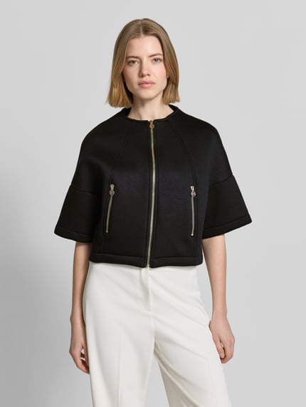 Frauenmodel trägt Jacke mit 1/2-Arm und Reißverschlusstaschen von Rinascimento, Schwarz, Viskose-Mix, gerader Schnitt, Nahaufnahme Oberkörper.