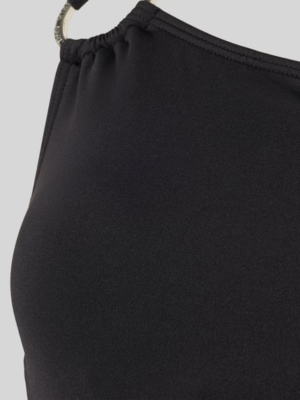 Vrouwenmodel draagt badpak im one-shoulder look van Michael Kors in zwart, materiaalmix met stretch, nauwsluitend, detailopname bovenlichaam.