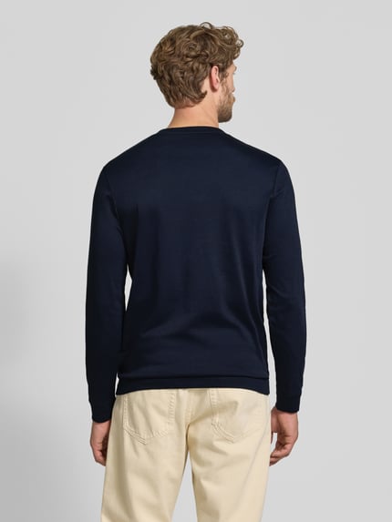 Männermodel trägt Regular Fit Longsleeve aus reiner Baumwolle Modell 'Pima' von RAGMAN in Dunkelblau, Ganzkörperansicht Rückansicht. Rückenlänge bei Größe M: 69 cm, Rundhalsausschnitt, glatte Struktur.