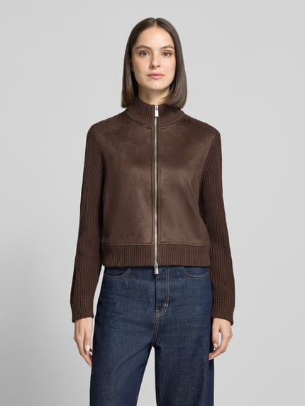 Frauenmodel trägt Strickjacke mit Stehkragen und Zweiwege-Reißverschluss von COMMA, Baumwoll-Mix, braun, Regular Fit, Ganzkörperansicht von vorne.