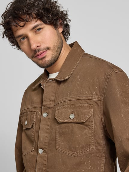 Männermodel trägt Jeansjacke mit Brusttaschen Modell 'Type 10' von Wood Wood, reine Baumwolle, Regular Fit, Nahaufnahme Oberkörper.