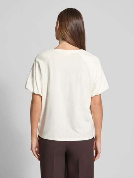 Vrouwenmodel draagt Regular Fit T-shirt met viscose, model 'Ruffel' van Fynch-Hatton, katoenmix, ruglengte maat S 57 cm, Ganzkörperansicht Rückansicht.