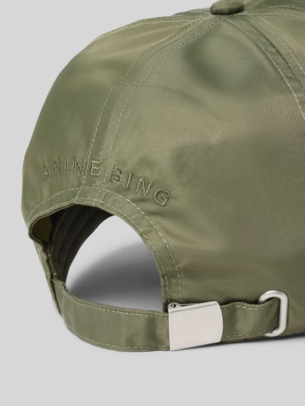 Produktfoto, Basecap mit Label-Detail van Anine Bing, Satijn in olijfgroen, doorgestikte naden, verstelbare trens op de rug