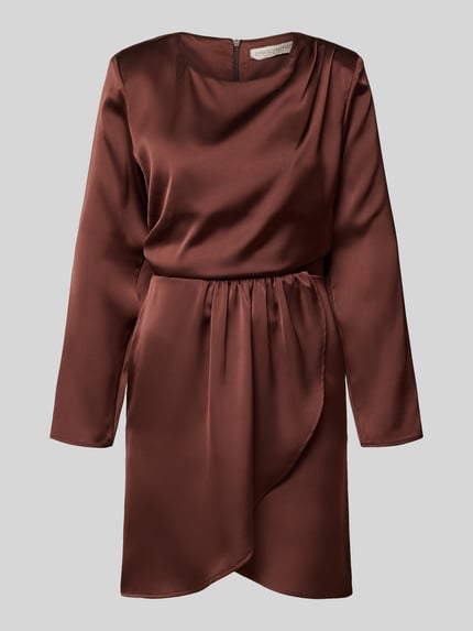 Produktfoto, Knielanges Cocktailkleid mit Rundhalsausschnitt von Rinascimento aus braunem Satin, körpernahe Passform, asymmetrischer Saum, Rückenlänge 91 cm in Größe S, Brustweite 47 cm, Ärmellänge 59 cm