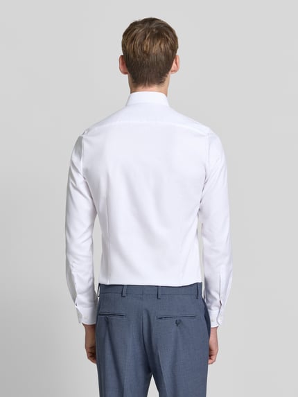 Männermodel trägt Super Slim Fit Businesshemd mit Kentkragen von OLYMP, unifarben, Webware, Detailansicht Ganzkörperansicht Rückansicht.