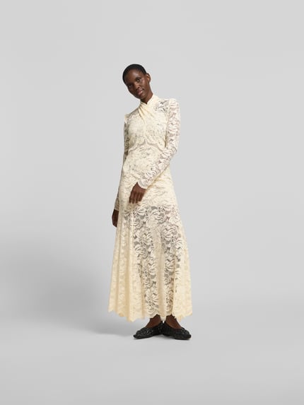 Modelka kobieca nosi Maxikleid aus Spitze mit Stretch-Anteil od Rabanne, kremowa koronka, elastyczna mieszanka materiałów, krój slim fit, długi rękaw, stójka, całkowita długość 149 cm, szerokość w rozmiarze S/M: 40 cm, długość rękawa 68 cm, szerokość w talii 31 cm, widok całej sylwetki z przodu