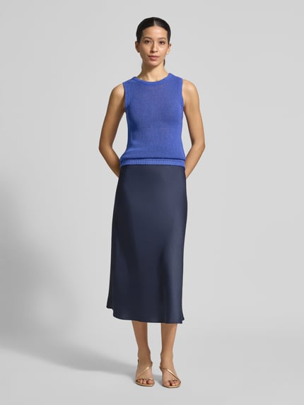 Kobiece model nosi top z dzianiny z okrągłym dekoltem od Christian Berg Woman Selection, dopasowany krój, półprzezroczysty efekt, długość tyłu w rozmiarze 36: 53 cm, pełny widok z przodu.