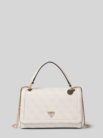 Produktfoto, Handtasche mit Logo-Applikation Modell 'NOELLE II' von Guess, Damen Handtasche mit Logo-Muster, Magnetverschluss, Tragehenkel, Schulterriemen, Maße 25x18x7 cm, Riemenlänge 73 cm, elegantes cremefarbenes Finish