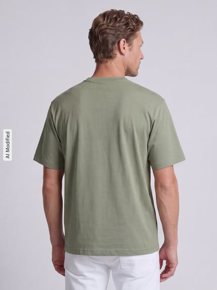 Männermodel trägt Regular Fit T-Shirt aus reiner Baumwolle von MCNEAL in Hellgrün mit Rundhalsausschnitt, Rückansicht, Ganzkörperansicht