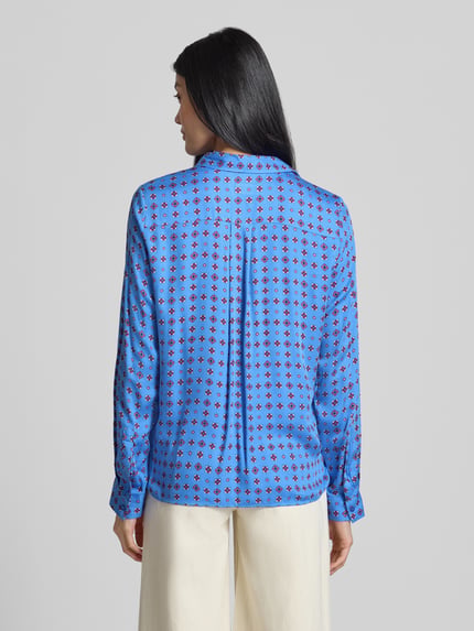 Frauenmodel trägt Regular Fit Hemdbluse aus reiner Viskose von Milano Italy, blau mit roten Mustern, Kołnierzyk koszulowy, Ganzkörperansicht Rückansicht, długość tyłu w rozmiarze 36: 64 cm, długość rękawów w rozmiarze 36: 58 cm