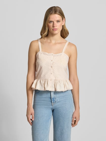Modelka nosi Cropped Trägertop aus Baumwoll-Viskose-Mix Modell 'MERA' von Only w kolorze jasnobeżowym, guziki, falbanka, mieszanka bawełny i wiskozy, damski top od Only, całkowity widok z przodu