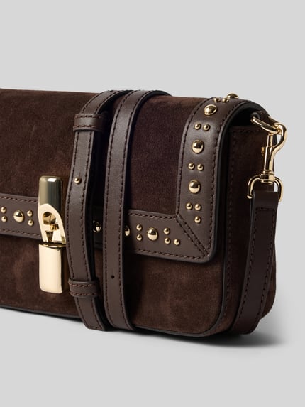 Produktfoto, Crossbody Bag aus echtem Leder Modell 'Iride' von FURLA, dunkelbraun, goldene Nieten, abnehmbarer Schulterriemen, edle Wildleder-Textur, geradlinige Form, Überschlag mit Metallverschluss, Kontext: Damen Crossbody Bag, Maße 26x14x6 cm, Schulterriemen 112 cm.