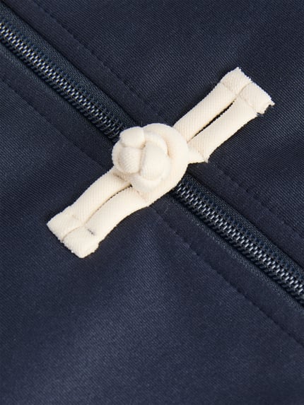 Produktfoto, dunkelblauer Stoff mit sichtbarem Reißverschluss, cremefarbenes Banddetail, Sweatjacke mit Stehkragen Modell 'LEONA' von JJXX, Material-Mix mit Baumwoll-Anteil, Regular Fit, Zweiwege-Reißverschluss, Eingrifftaschen