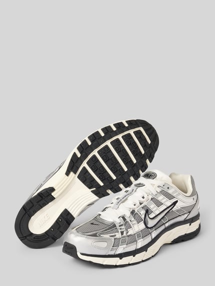 Produktfoto, Sneaker aus Leder-Textil-Mix von Nike in Silber, Schwarz und Weiß, strukturierte Gummisohle, Herren Sneaker von Nike