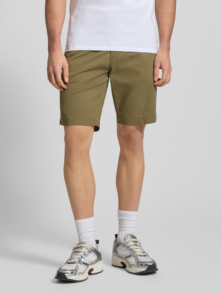 Männermodel trägt Straight Fit Chinos aus Baumwoll-Mix von Levi's®, olivgrün, mit Eingrifftaschen und Knopf-Reißverschluss, Nahaufnahme Beine. Bundweite 41 cm, Innenbeinlänge 24 cm.