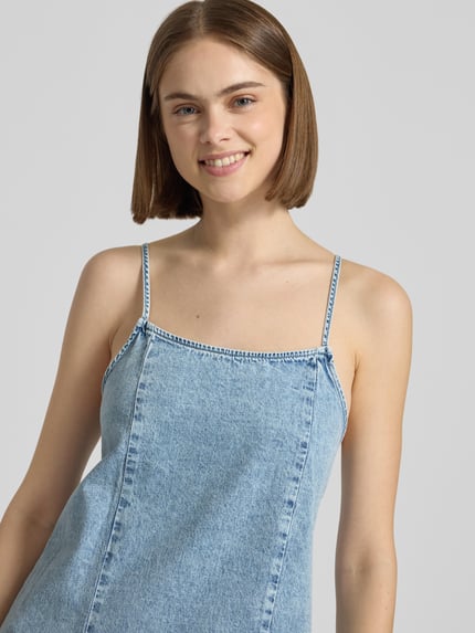 Kobiece modelka nosi Jeanskleid mit Spaghettiträgern Modell 'SIGNE' von Noisy May z czystej bawełny, krój straight fit, długi fason maxi, jasnoniebieski denim o gładkiej teksturze, okrągły dekolt, regulowane ramiączka, Szerokość w rozmiarze S: 48 cm, Długość pleców w rozmiarze S: 121 cm, zbliżenie na górną część ciała.