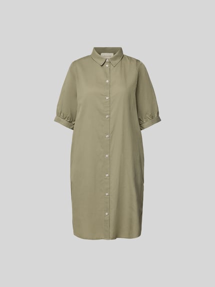 Produktfoto, khakigrünes Relaxed Fit Hemdkleid im Halbarm-Design von Juvia aus reiner Baumwolle mit durchgehender Knopfleiste und Hemdblusenkragen.