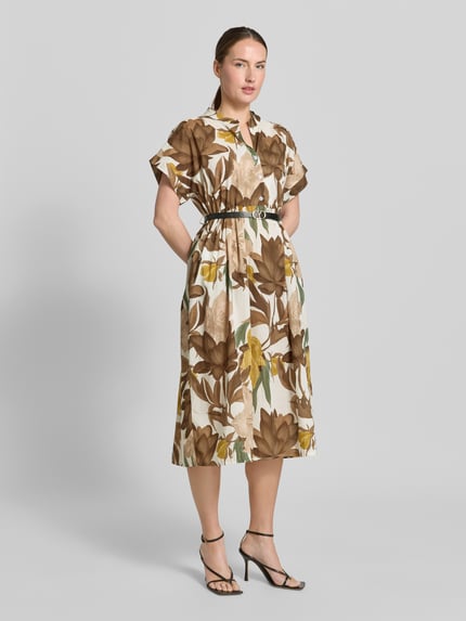 Frauenmodel trägt Midikleid mit Gürtel Modell 'Za44ritii' von ZABAIONE aus Reine Baumwolle mit floralem Muster, Taillierter Schnitt, Tunikakragen, kurzer Knopfleiste, Pinschließe, 1/2-Arm; Rückenlänge 115 cm, Brustweite 55 cm, Ärmellänge 15 cm; Ganzkörperansicht von vorne.