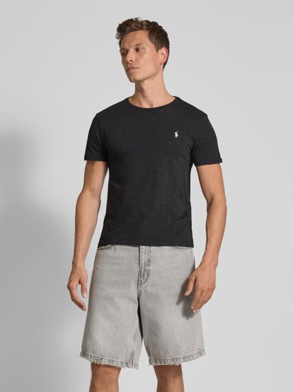 Männermodel trägt T-Shirt mit Logo-Stitching von Polo Ralph Lauren aus reiner Baumwolle, gerade Passform, Rundhalsausschnitt, Ganzkörperansicht von vorne.