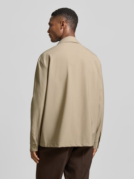 Männermodel trägt Hemdjacke aus mix van scheerwol en elastaan met borstzak van CRUNA, regular fit, reverskraag, ruglengte maat 50: 74 cm, Ganzkörperansicht Rückansicht.