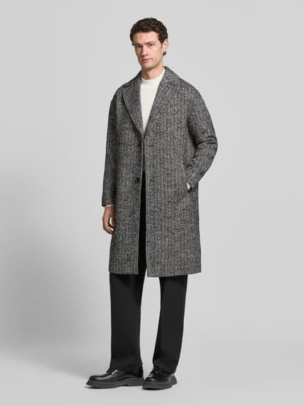 Mannelijk model draagt Mantel mit Reverskragen Modell 'Lancasters' van Matinique in grijs gemêleerde wolmix, regular fit, knoopsluiting, Ganzkörperansicht von vorne.