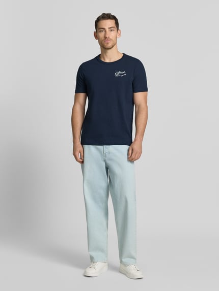 Männermodel trägt Regular Fit T-shirt uit puur katoen van s.Oliver RED LABEL, look: effen, pasvorm: regular fit, motiefprint, korte mouw, materiaal: puur katoen, Ganzkörperansicht von vorne.
