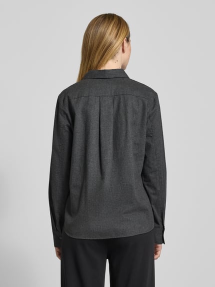 Frauenmodel trägt Regular Fit Hemdbluse aus reiner Baumwolle von Marc O'Polo in Melange-Optik mit Rückenpasse, Ganzkörperansicht Rückansicht.