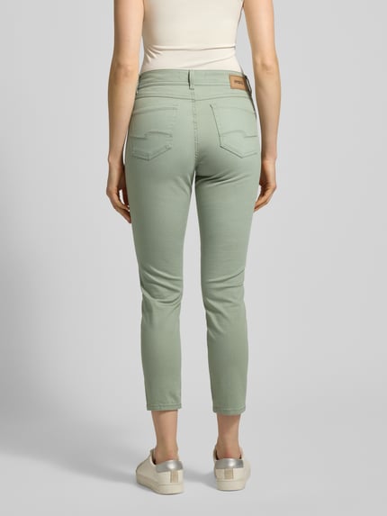 Frauenmodel trägt Jeans mit Eingrifftaschen Modell 'Ornella' von Angels, Slim Fit, Baumwoll-Mix in Hellgrün, Ganzkörperansicht Rückansicht.