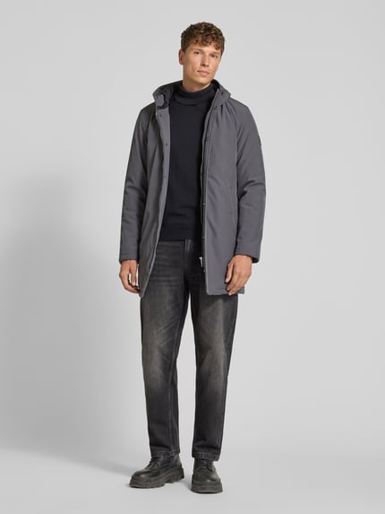 Männermodel trägt Jacke mit Eingrifftaschen Modell 'Madeston' von Matinique in Grau, Regular Fit, Material-Mix, Ganzkörperansicht von vorne.