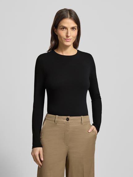 Frauenmodel trägt Longsleeve mit Rundhalsausschnitt Modell 'Smilla' von Opus aus schwarzem Baumwoll-Elasthan-Mix, Slim-Fit, Rückenlänge bei Größe 36: 63 cm, glatte Textur, Ganzkörperansicht von vorne.
