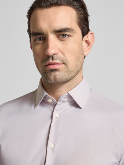 Mannelijk model draagt Slim Fit Business-Hemd met Kentkragen en extra langem Ärmel van Jake*s, lichtpaars, materiaal-mix met stretch, nahaufnahme bovenlichaam.