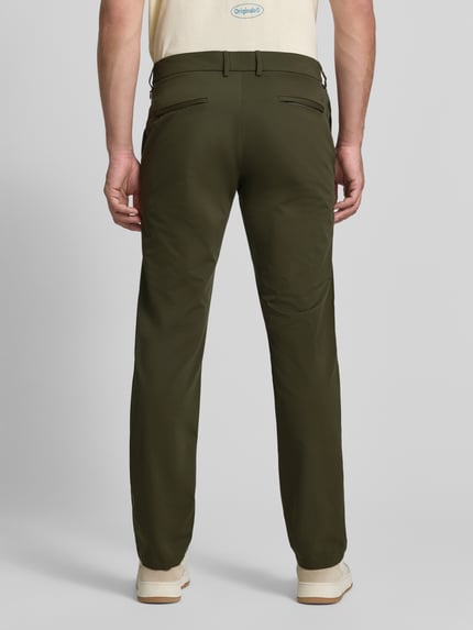 Männermodel trägt Tapered Fit Hose mit Gesäßtaschen von MCNEAL in Olivgrün, glatte Struktur, Bundweite 45 cm, Ganzkörperansicht Rückansicht.