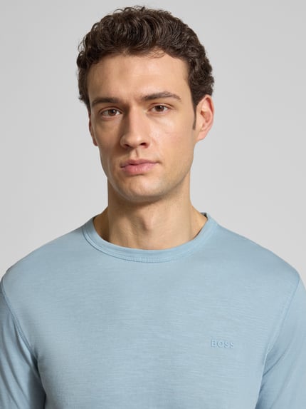 Mężczyznamodel nosi Regular Fit T-Shirt aus strukturierter Baumwolle Modell 'TEGOOD' von BOSS Orange w kolorze jasnoniebieskim, gładka faktura, label print, okrągły dekolt, krótki rękaw, czysta bawełna, Nahaufnahme Oberkörper.