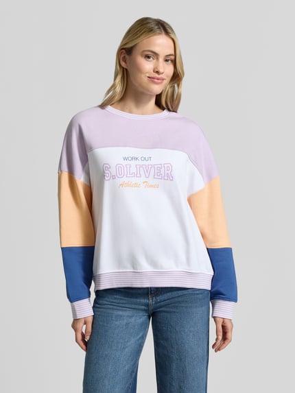 Frauenmodel trägt Relaxed Fit Sweatshirt aus Baumwoll-Mix - s.Oliver x Heidi Klum von s.Oliver RED LABEL, Farbblöcke in Lila, Beige, Blau, Ganzkörperansicht von vorne. Damen Sweatshirt von s.Oliver RED LABEL