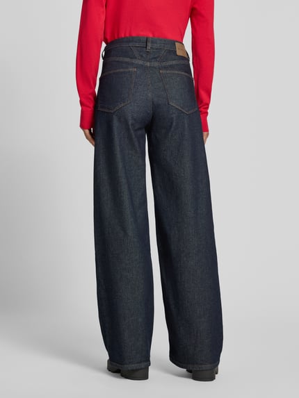 Vrouwenmodel draagt donkerblauwe Wide Leg Jeans uit mix van modal en katoen model 'MADINA' van Tom Tailor, dames wide & loose fit jeans, volledig achteraanzicht