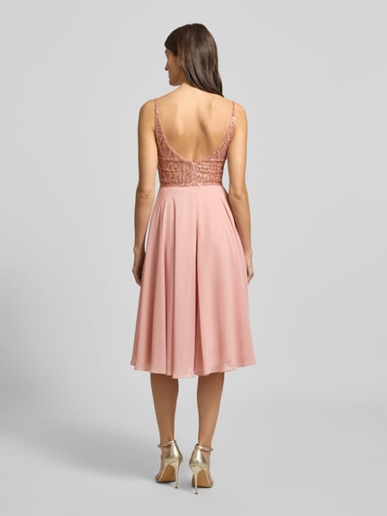 Vrouwenmodel draagt Regular Fit Minikleid mit Ziersteinbesatz van Hey Kyla, roze, semi-transparant, diepe V-hals, spaghettibandjes, geheellichaam achterkant
