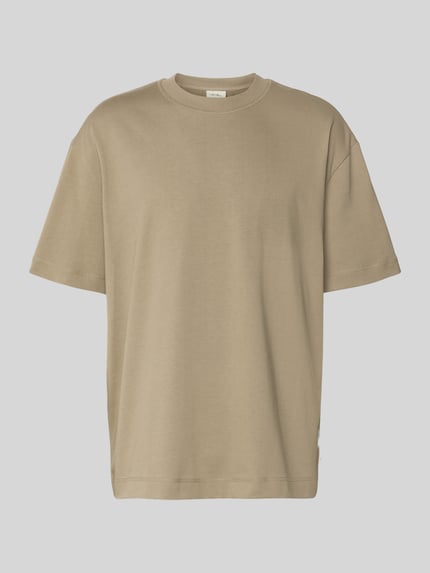 Produktfoto, beigefarbenes T-Shirt mit Rundhalsausschnitt Modell 'Carl' von Les Deux, reine Baumwolle, gerader Schnitt, Label-Detail
