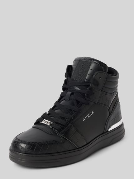 Produktfoto, schwarzer Sneaker aus Leder-Mix Modell 'WYSTOR' von GUESS, strukturierte Sohle, runde Form, matte und glänzende Texturen, Herren Sneaker, Schnürverschluss, abgerundete Passform, Absatzhöhe 3 cm, Schafthöhe 11 cm, Schaftweite 10 cm