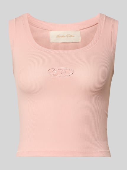 Produktfoto, Slim Fit Top mit Logo-Detail von Another Cotton Lab, różowy, mieszanka bawełny, krój slim fit, detal z logo, okrągły dekolt, długość tyłu w rozmiarze S: 37 cm