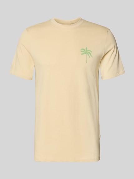 Produktfoto, Herren T-Shirt mit Motiv-Print Modell 'SUN PALMS' von Blend aus Reine Baumwolle, Regular-Fit, Rundhalsausschnitt, Rückseite unifarben, dezenter Palmen-Print vorn, Rückenlänge 73 cm bei Größe M, beige Grundfarbe, glatte Textur.