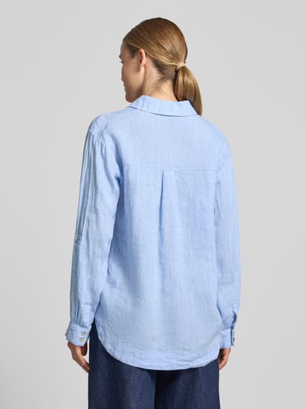 Frauenmodel trägt Regular Fit Leinenbluse mit V-Ausschnitt von Christian Berg Woman in hellblau mit Hemdblusenkragen, Struktur, Rückenlänge 72 cm, Ärmellänge 58 cm, Reines Leinen, Ganzkörperansicht Rückansicht.