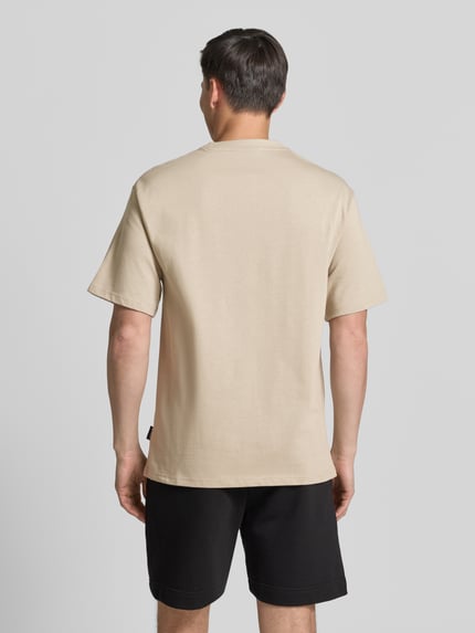 Männermodel trägt T-shirt met 1/2-mouwen van COLUCCI, puur katoen, recht model, ronde hals, ruglengte bij maat M 72 cm, Ganzkörperansicht Rückansicht