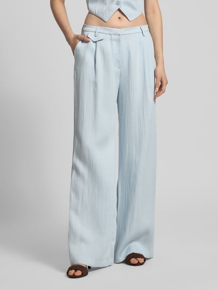 Frauenmodel trägt Wide Leg Hose aus Viskose-Mix von Bardot in Hellblau mit Gesäßtaschen, Bundweite 39 cm, Innenbeinlänge 84 cm, Nahaufnahme Unterkörper.