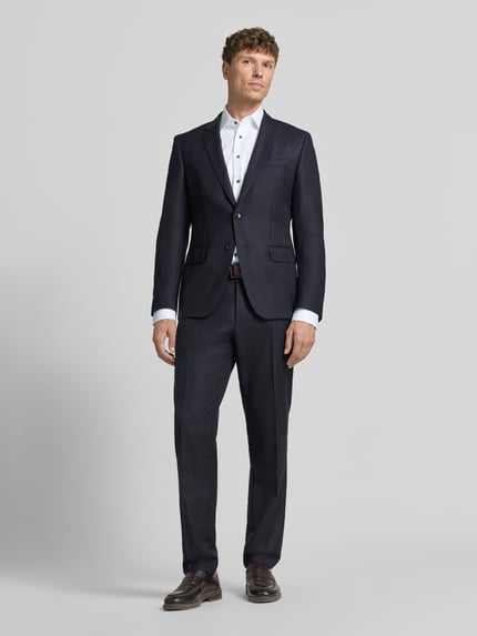 Männermodel trägt Extralanges Regular Fit Business-Hemd mit Kentkragen von Christian Berg Men in Weiß, unifarben, Ganzkörperansicht von vorne.