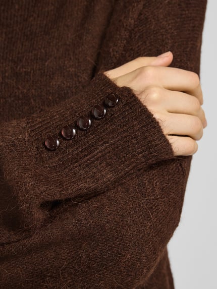 Frauenmodel trägt Relaxed Fit Strickpullover mit Rollkragen Modell 'IHKAMARA' von ICHI, brauner Material-Mix mit Alpaka-Anteil, Nahaufnahme Oberkörper, Damen Strickpullover, elastische Abschlüsse, Knopfdetail am Ärmel