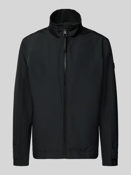Produktfoto, Regular Fit Funktionsjacke aus wasserdichtem Material Modell 'LUCCA' von Strellson in Schwarz, glatte Textur, Stehkragen, Reißverschluss, seitliche Reißverschlusstaschen, lange Ärmel mit Riegel, Logo-Applikation aus Metall